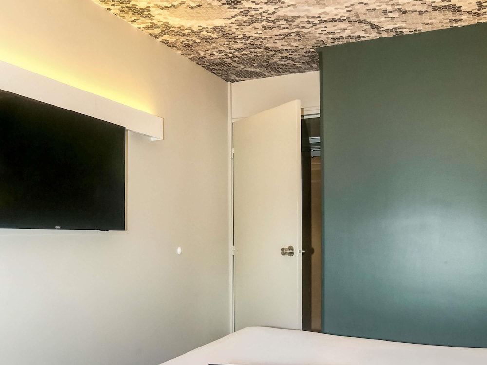 Habitación Standard con una cama doble del hotel Ibis Biarritz Anglet Aeroport. Foto 8