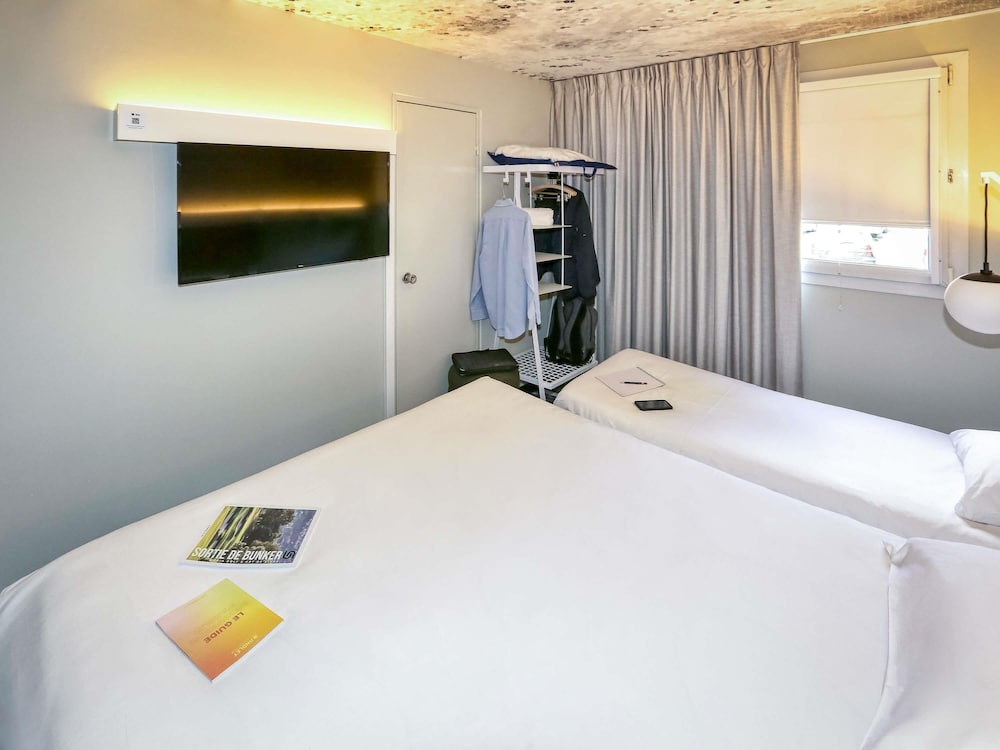 Habitación Standard con una cama doble y una cama individual del hotel Ibis Biarritz Anglet Aeroport
