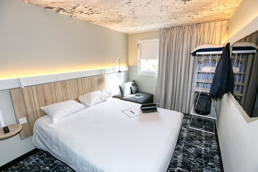 Habitación Standard con una cama doble y una cama individual del hotel Ibis Biarritz Anglet Aeroport. Foto 1