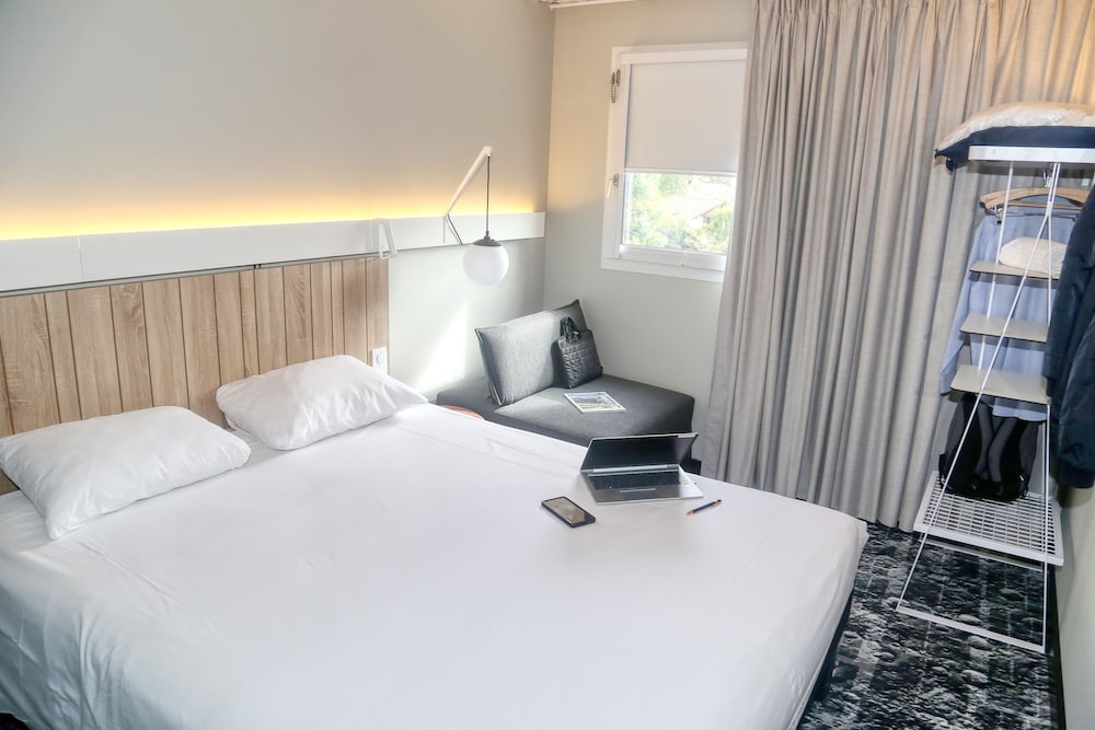 Habitación Standard con una cama doble y una cama individual del hotel Ibis Biarritz Anglet Aeroport. Foto 2