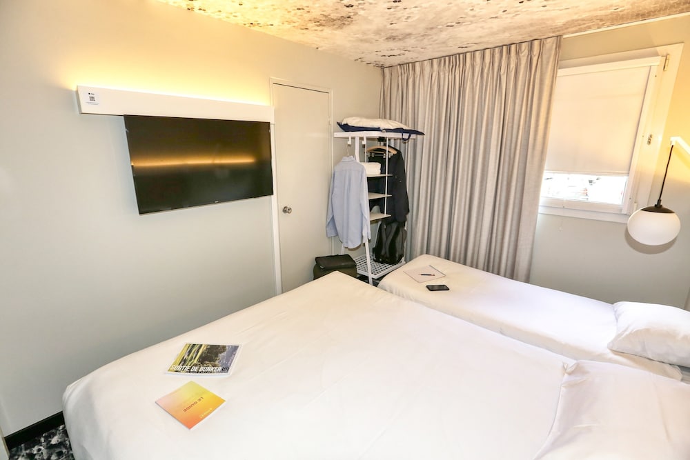 Habitación Standard con una cama doble y una cama individual del hotel Ibis Biarritz Anglet Aeroport. Foto 4