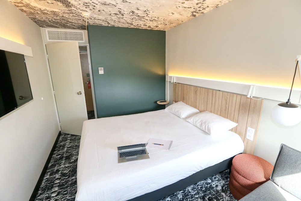 Habitación Standard con una cama doble y una cama individual del hotel Ibis Biarritz Anglet Aeroport. Foto 6