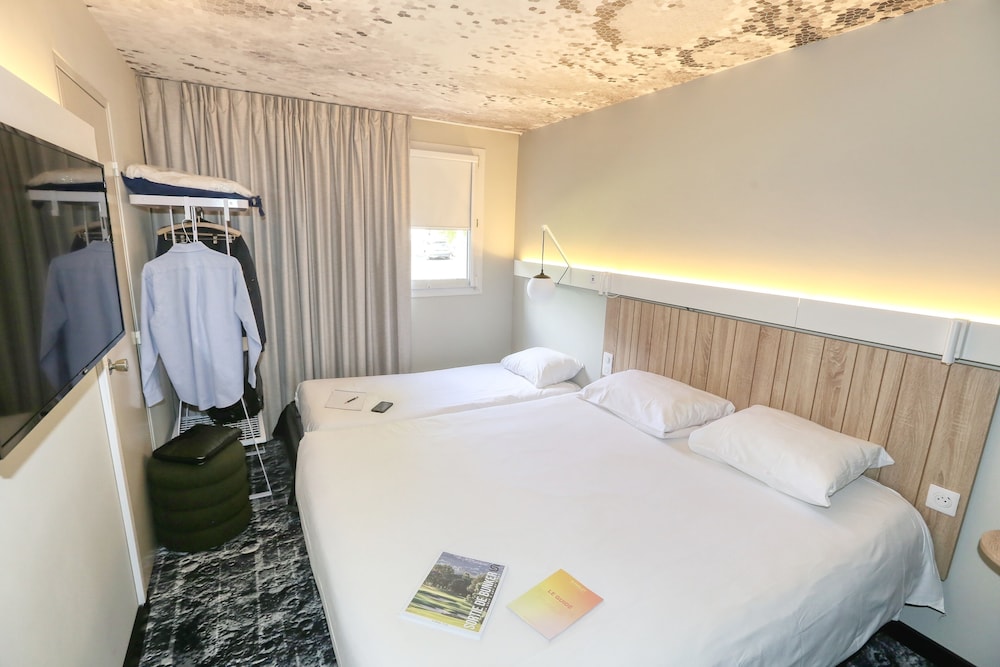Habitación Standard con una cama doble y una cama individual del hotel Ibis Biarritz Anglet Aeroport. Foto 7