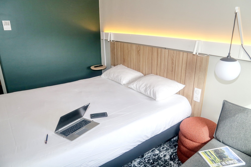 Habitación Standard con una cama doble y una cama individual del hotel Ibis Biarritz Anglet Aeroport. Foto 8