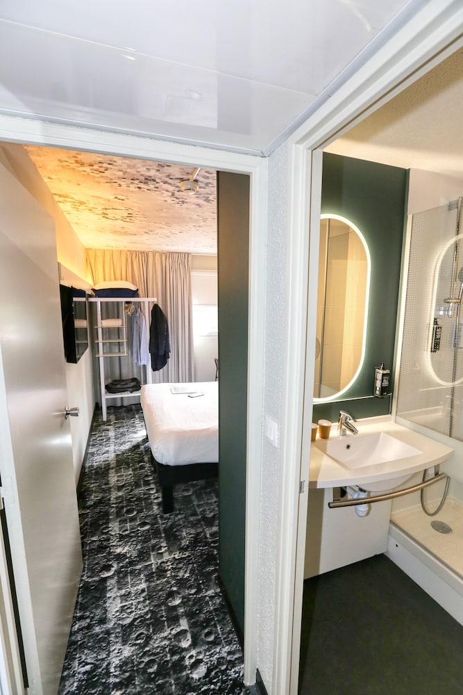 Habitación Standard con una cama doble y una cama individual del hotel Ibis Biarritz Anglet Aeroport. Foto 9