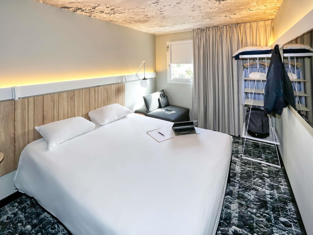 Habitación Standard con una cama doble y una cama individual del hotel Ibis Biarritz Anglet Aeroport. Foto 12