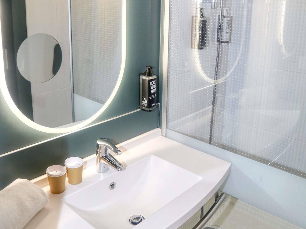 Habitación Standard con 2 camas individuales del hotel Ibis Biarritz Anglet Aeroport. Foto 3