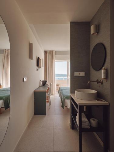 Habitación Doble con balcón y vistas al mar del hotel Atlante Sanxenxo Boutique. Foto 7