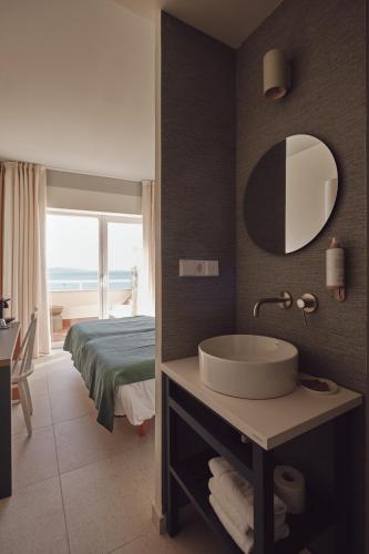 Habitación Doble con balcón y vistas al mar del hotel Atlante Sanxenxo Boutique. Foto 9