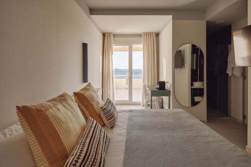 Suite con vistas al mar del hotel Atlante Sanxenxo Boutique. Foto 16