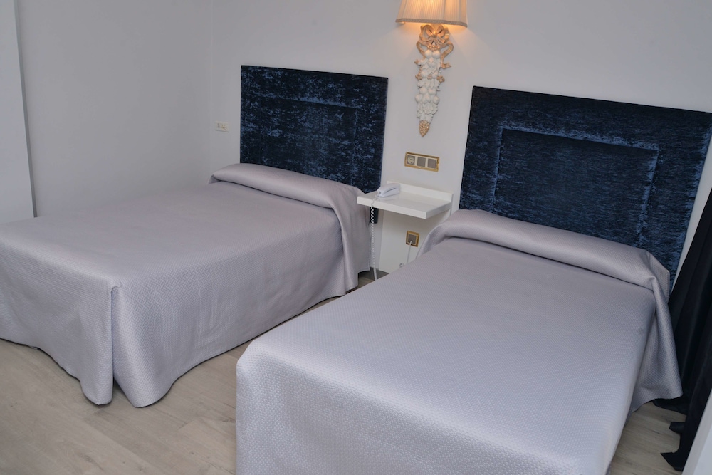 Habitación triple del hotel Artheus Carmelitas Salamanca. Foto 2