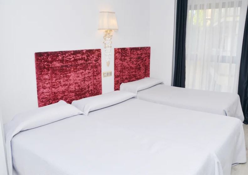 Habitación Triple del hotel Artheus Carmelitas Salamanca. Foto 2