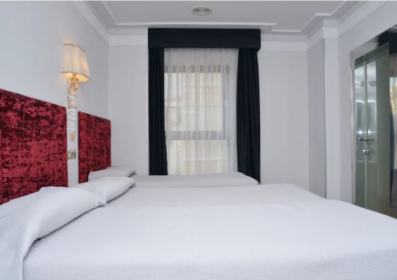 Habitación Triple del hotel Artheus Carmelitas Salamanca. Foto 3