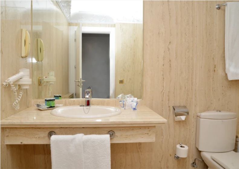 Habitación Triple del hotel Artheus Carmelitas Salamanca. Foto 5