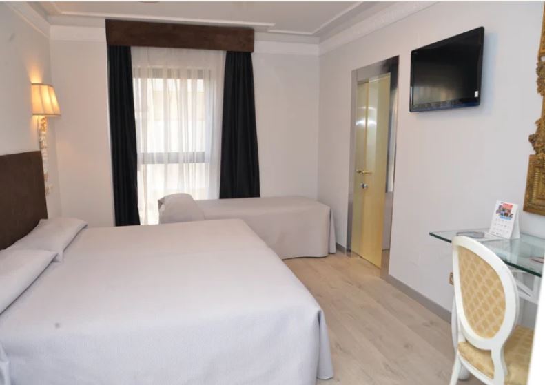 Habitación Triple del hotel Artheus Carmelitas Salamanca. Foto 6