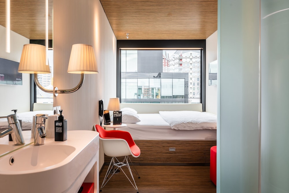 Habitación, 1 cama de matrimonio grande del hotel Citizenm Rotterdam. Foto 3