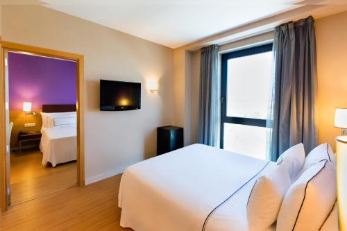 Habitación familiar Comunicada 4 camas individuales 1 Cama doble del hotel AZZ Salamanca Montalvo. Foto 1