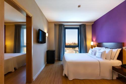 Habitación familiar Comunicada 4 camas individuales 1 Cama doble del hotel AZZ Salamanca Montalvo. Foto 3