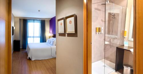Habitación familiar Comunicada 4 camas individuales 1 Cama doble del hotel AZZ Salamanca Montalvo. Foto 5