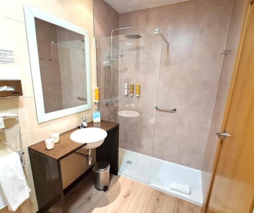 Habitación Doble con cama supletoria del hotel AZZ Salamanca Montalvo. Foto 4
