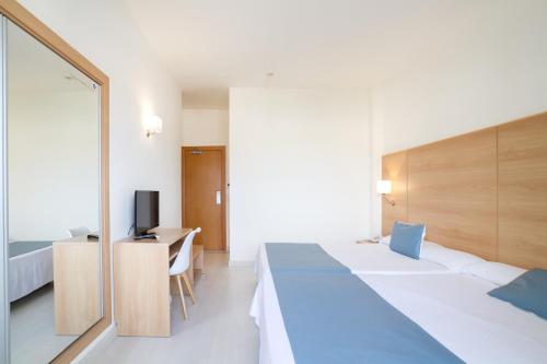 Habitación Cuádruple del hotel Ibersol Playa Dorada. Foto 2