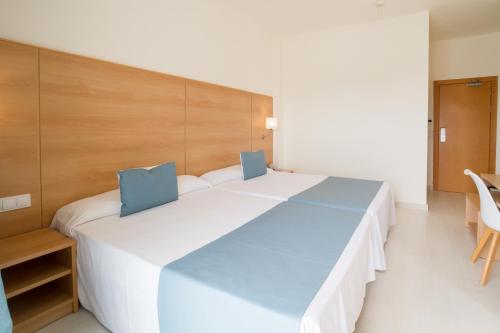 Habitación Cuádruple del hotel Ibersol Playa Dorada. Foto 4