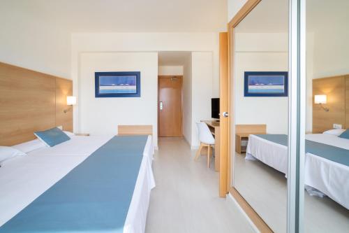 Habitación Familiar del hotel Ibersol Playa Dorada. Foto 7