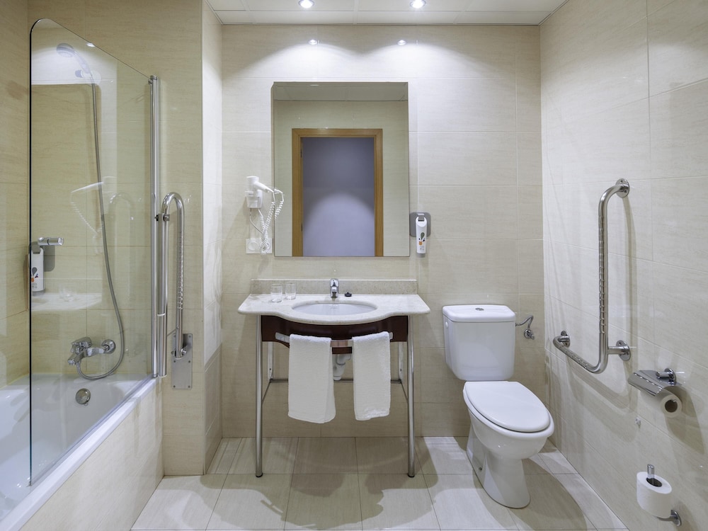 Habitación Standard individual del hotel Ibis Styles Pamplona Noain. Foto 1