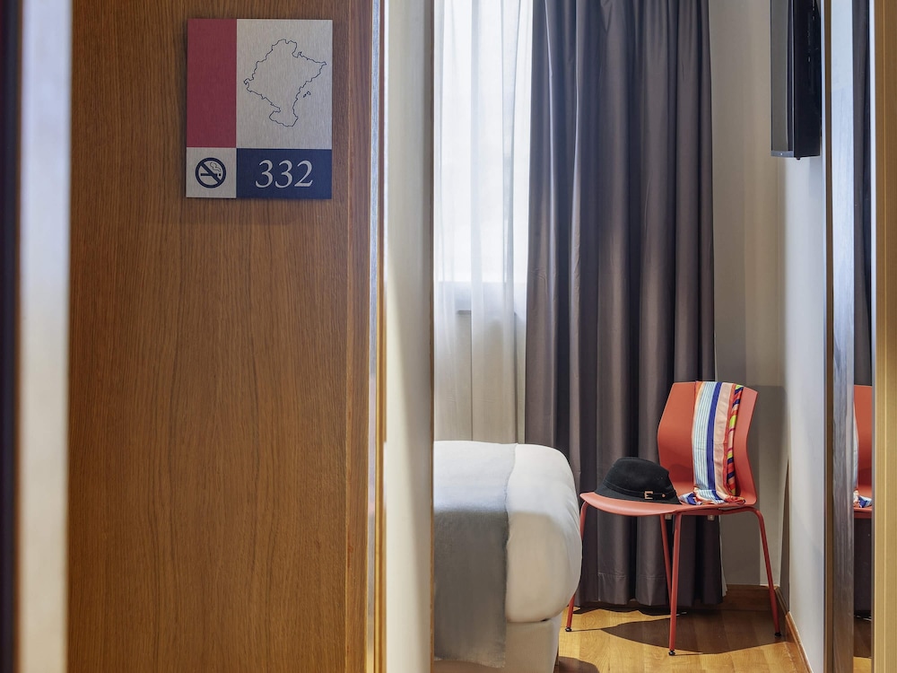 Habitación Standard individual del hotel Ibis Styles Pamplona Noain. Foto 2