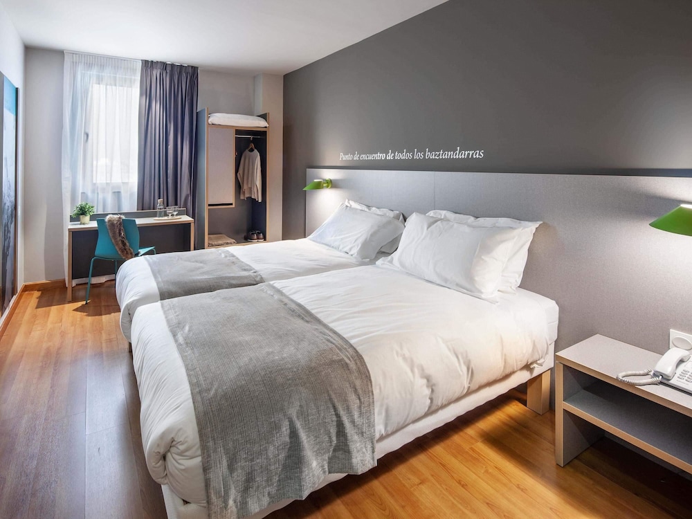 Suite Familiar Estándar con 2 habitaciones comunicadas del hotel Ibis Styles Pamplona Noain