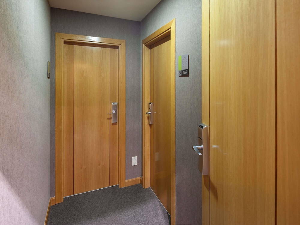 Suite Familiar Estándar con 2 habitaciones comunicadas del hotel Ibis Styles Pamplona Noain. Foto 1