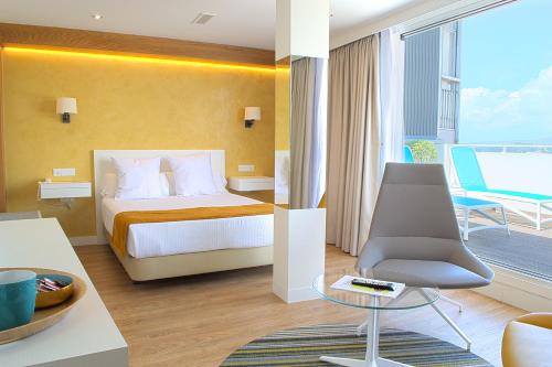 Habitación Doble Deluxe con balcón y vistas al mar del hotel Rias Bajas