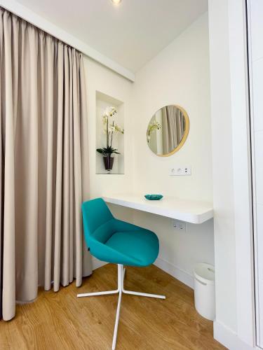 Habitación Doble Deluxe con balcón y vistas al mar del hotel Rias Bajas. Foto 1