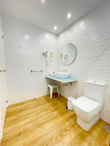 Habitación Doble Deluxe con balcón y vistas al mar del hotel Rias Bajas. Foto 3