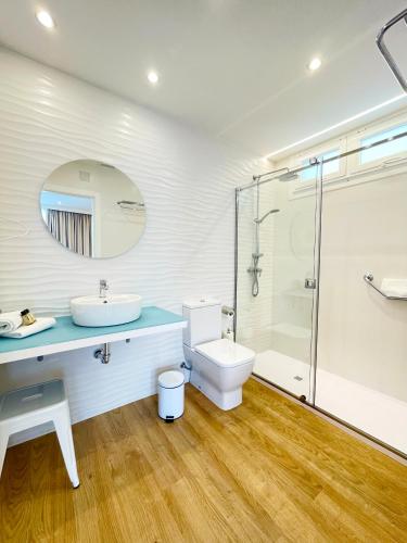Habitación Doble Deluxe con balcón y vistas al mar del hotel Rias Bajas. Foto 4
