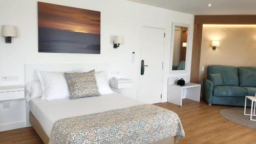 Habitación Doble Deluxe con balcón y vistas al mar del hotel Rias Bajas. Foto 5