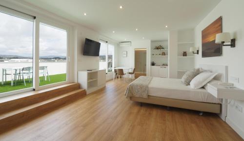 Habitación Doble Deluxe con balcón y vistas al mar del hotel Rias Bajas. Foto 6