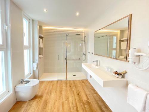 Habitación Doble Deluxe con balcón y vistas al mar del hotel Rias Bajas. Foto 7