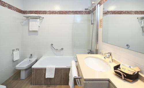 Habitación con cama grande y balcón del hotel Rias Bajas