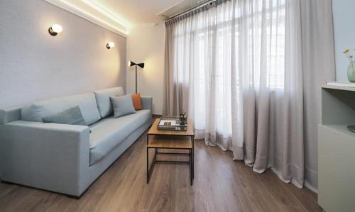 Habitación con cama grande y balcón del hotel Rias Bajas. Foto 1
