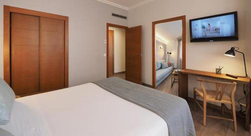 Habitación con cama grande y balcón del hotel Rias Bajas. Foto 2