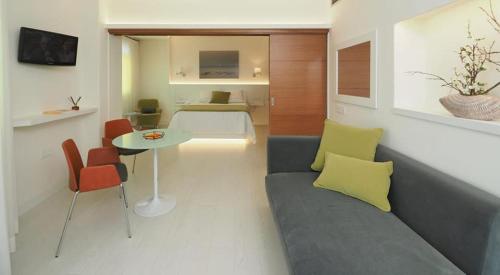 Habitación con cama grande y balcón del hotel Rias Bajas. Foto 3
