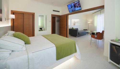 Habitación con cama grande y balcón del hotel Rias Bajas. Foto 4