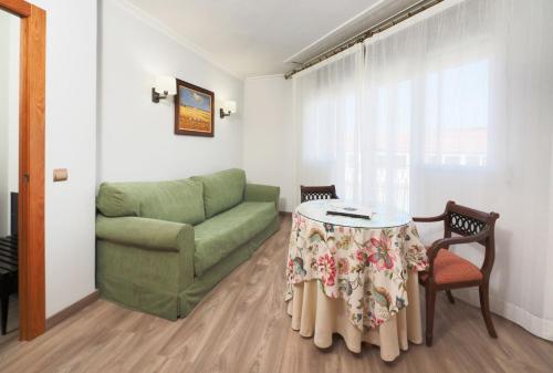 Habitación Doble Superior con balcón del hotel Rias Bajas. Foto 2