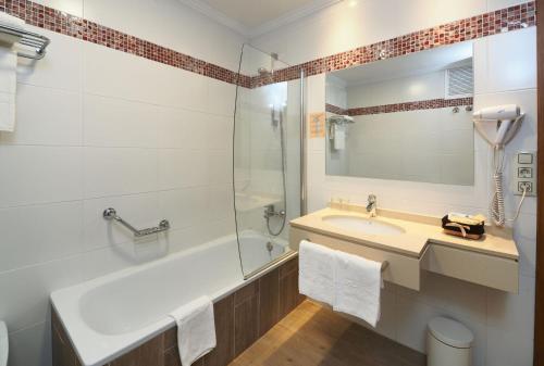 Habitación Doble Superior con balcón del hotel Rias Bajas. Foto 3