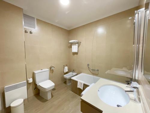 Habitación Doble Superior con balcón del hotel Rias Bajas. Foto 4