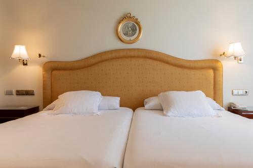 Habitación Doble con 2 camas individuales y sofá cama del hotel Alameda Palace. Foto 5