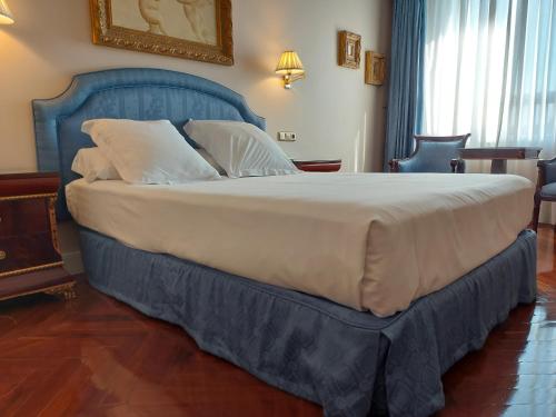 Habitación con cama grande del hotel Alameda Palace. Foto 1