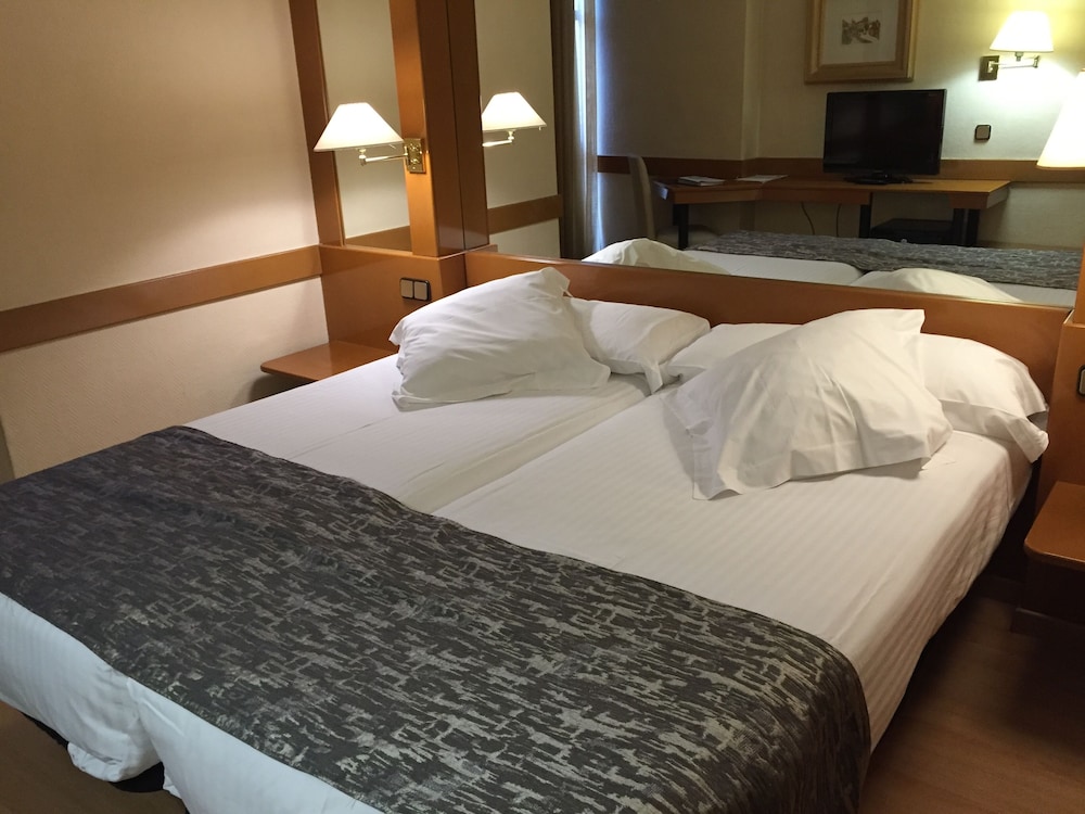 Habitación estándar con 2 camas individuales del hotel Ar Los Arcos. Foto 1