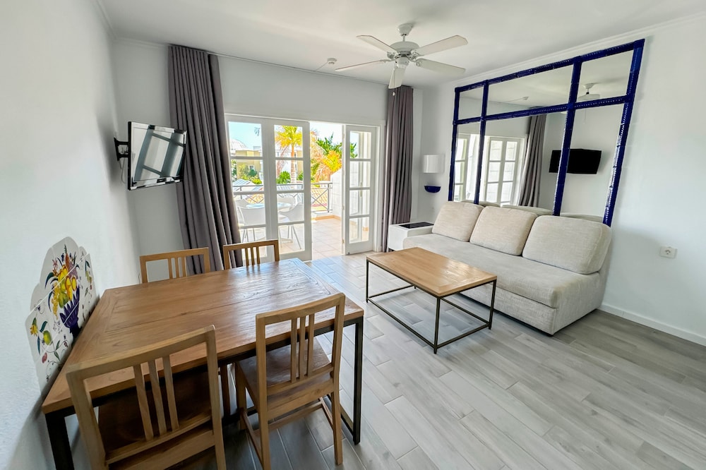 Apartamento Balcón o Terraza Con Cocina 1 habitación Sofá Cama incluido 2 Camas individuales del hotel Parque Del Sol. Foto 13